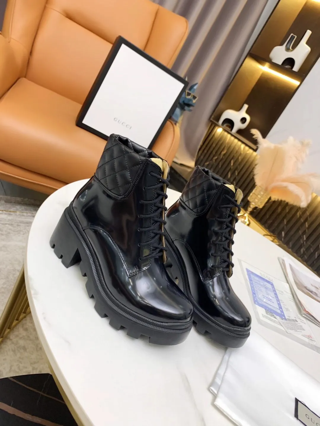 👟👟Ex-factory price 560👟👟 (Electric embroidery on the shoe collar ➕ Oil edge on the upper) The new version of Gucci GUCCI is on sale...🔥 It has a retro British style and is decorated with a LOGO cloth label on the front. Heel height: 6cm Fabric: Imported cowhide, open edge beads, lining/foot pads: upgraded cowhide 🐂 Color: black white open edge beads Code number: 34-40. 34 and 41 42 need to be customized Packaging: Comes with card and cloth bag.